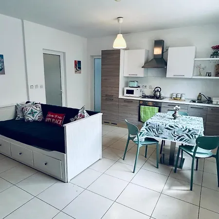 Bright Seaside Maisonette With Private Terrace 마르사스칼라