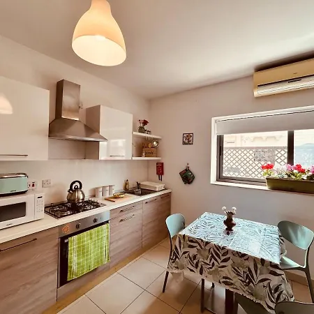 아파트 Bright Seaside Maisonette With Private Terrace *