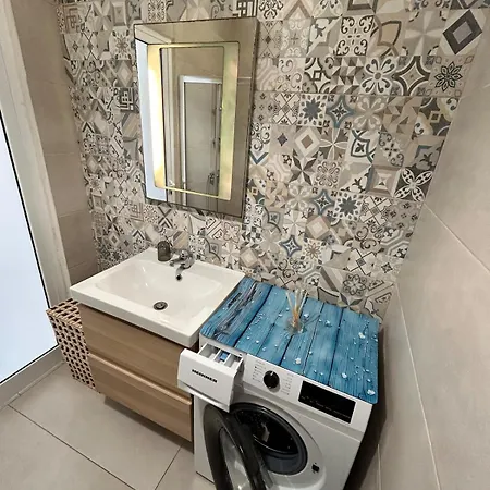 Bright Seaside Maisonette With Private Terrace *