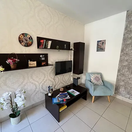 Bright Seaside Maisonette With Private Terrace *