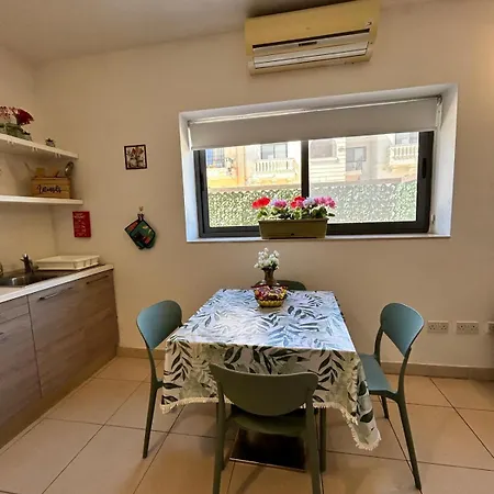 Bright Seaside Maisonette With Private Terrace * 마르사스칼라