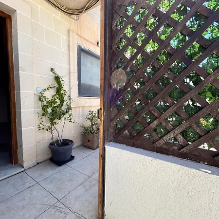 Bright Seaside Maisonette With Private Terrace 아파트 *