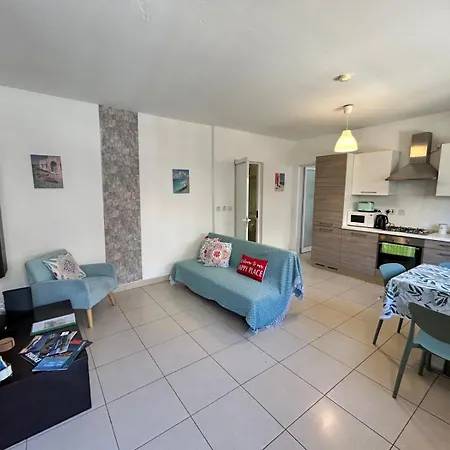 Bright Seaside Maisonette With Private Terrace 아파트 *
