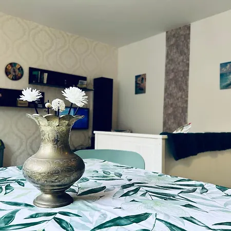 Bright Seaside Maisonette With Private Terrace 아파트