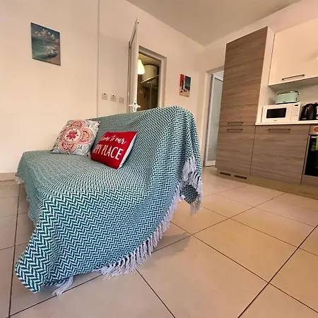 Bright Seaside Maisonette With Private Terrace 마르사스칼라