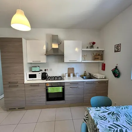Bright Seaside Maisonette With Private Terrace 아파트